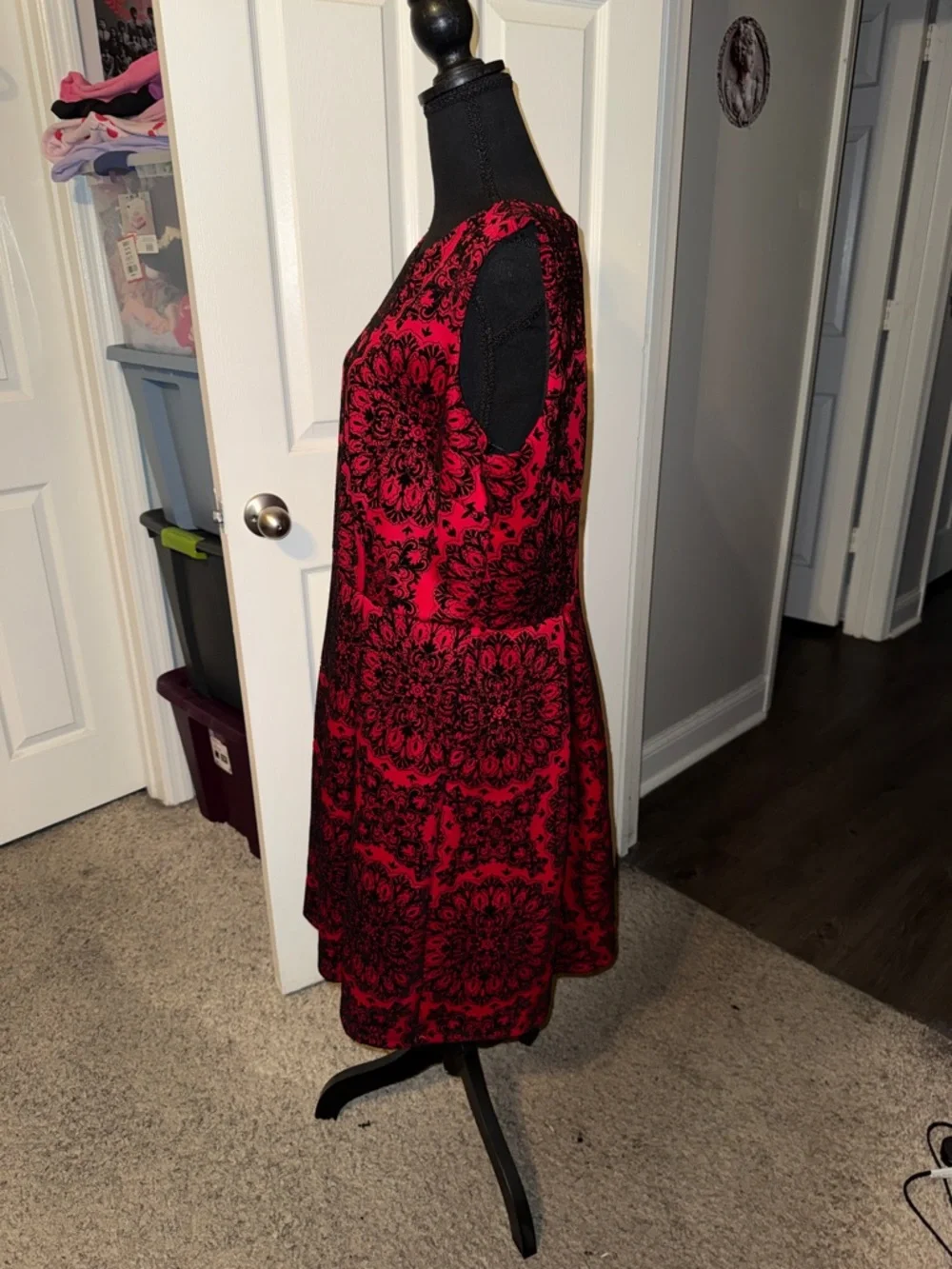 π€MADISON LEIGH RED BLK SLEEVELESS DAMASK FIT N FLARE DRESS SIZE 16π€ - Picture 4 of 10